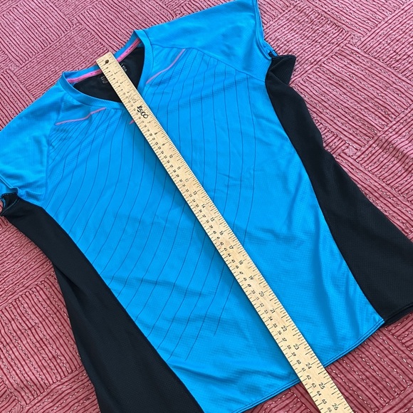 Mizuno women’s medium Blue running top with black slightly diaphanous back - Picture 5 of 12